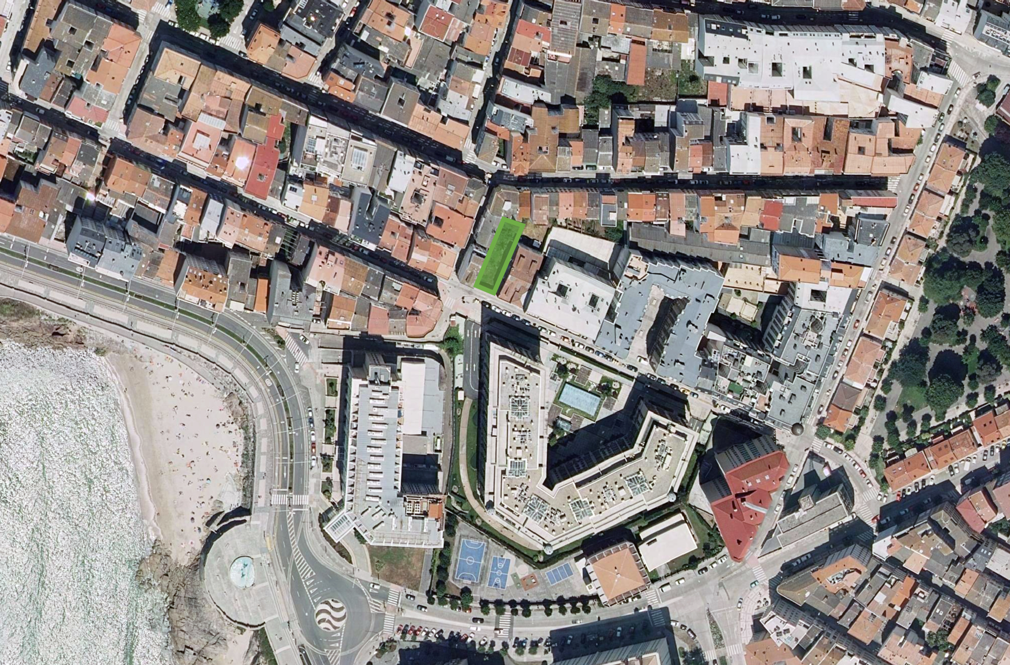 Foto aérea del entorno con la parcela marcada, es estrecha y alargada.