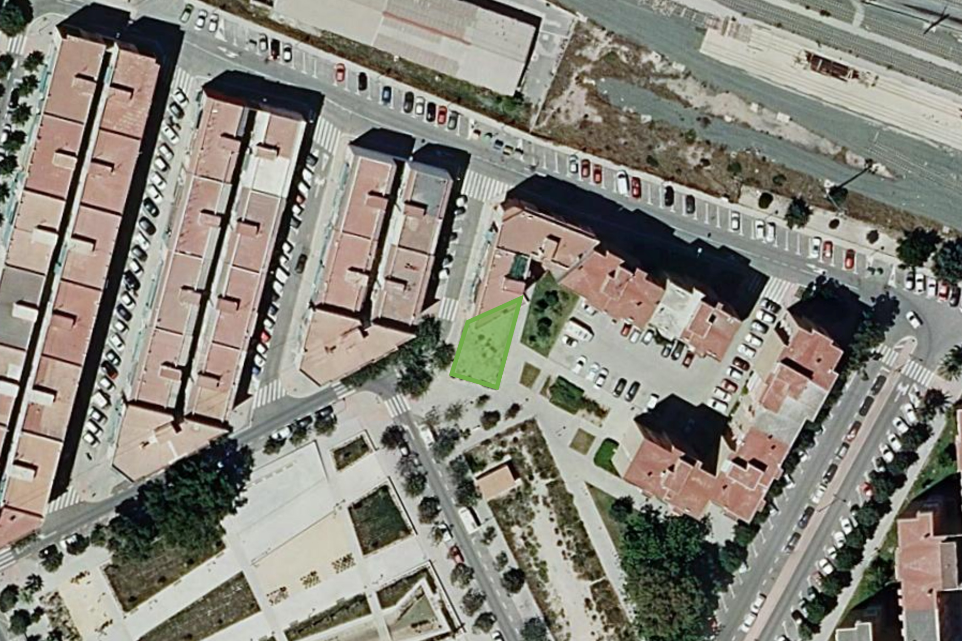 Foto aérea donde se ve perfilada en verde la parcela.