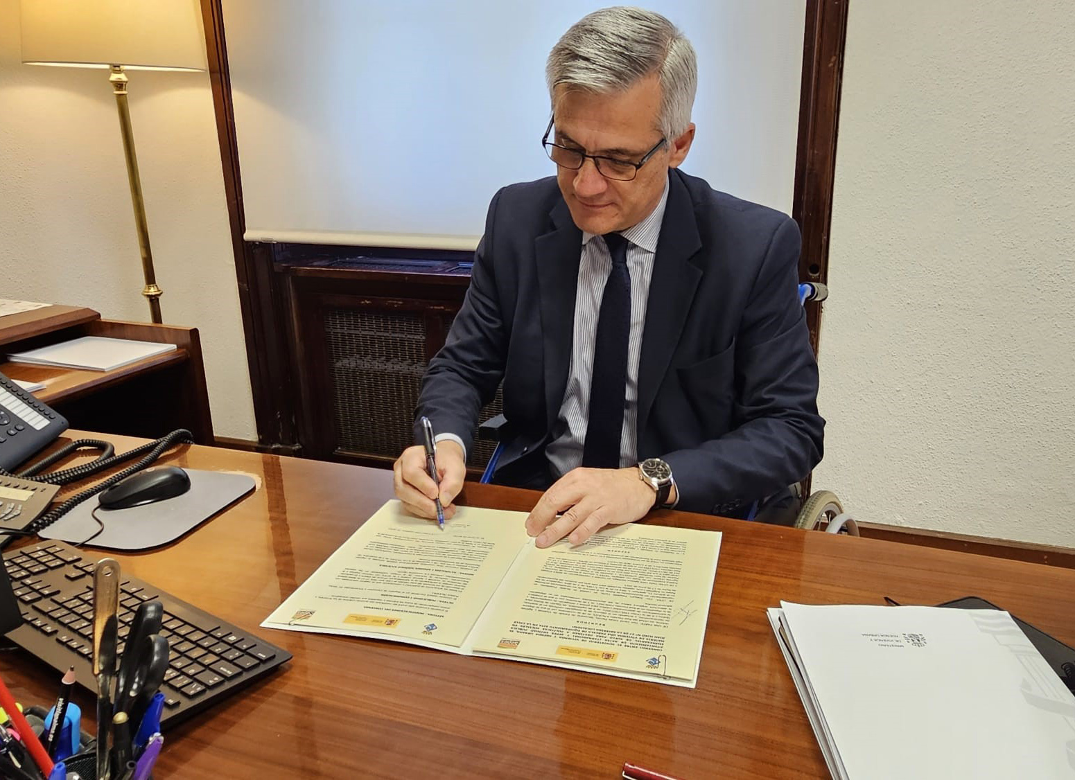 David Lucas firmando el convenio