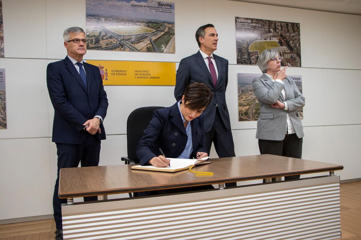 Isabel Rodríguez, Ministra de Vivienda y Agenda Urbana, firma el libro de honor de SEPES